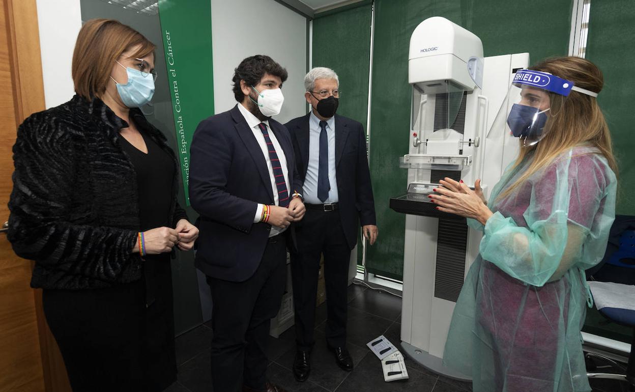 Fernando López Miras visita la sede de la AECC en la Región. 