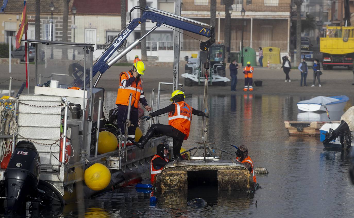 Fotos: Las labores de retirada de embarcaciones varadas o hundidas empiezan en el municipio de Los Alcázares