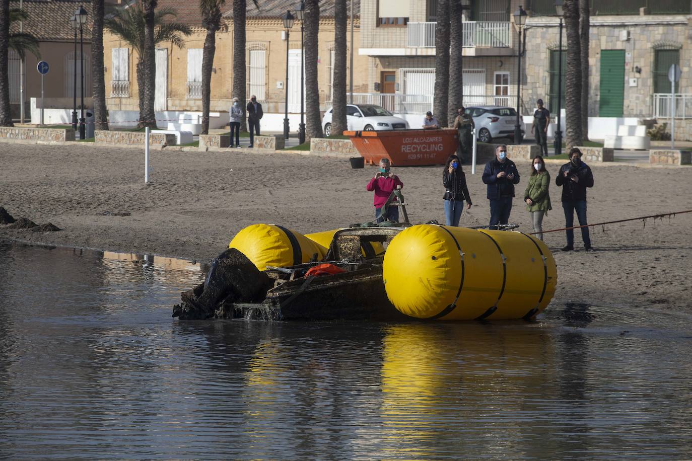 Fotos: Las labores de retirada de embarcaciones varadas o hundidas empiezan en el municipio de Los Alcázares