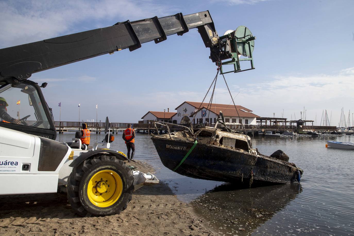 Fotos: Las labores de retirada de embarcaciones varadas o hundidas empiezan en el municipio de Los Alcázares
