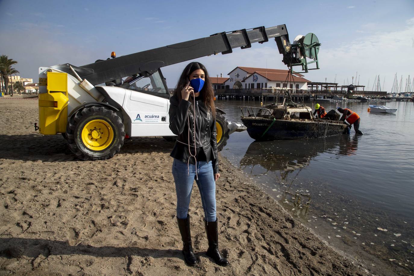 Fotos: Las labores de retirada de embarcaciones varadas o hundidas empiezan en el municipio de Los Alcázares