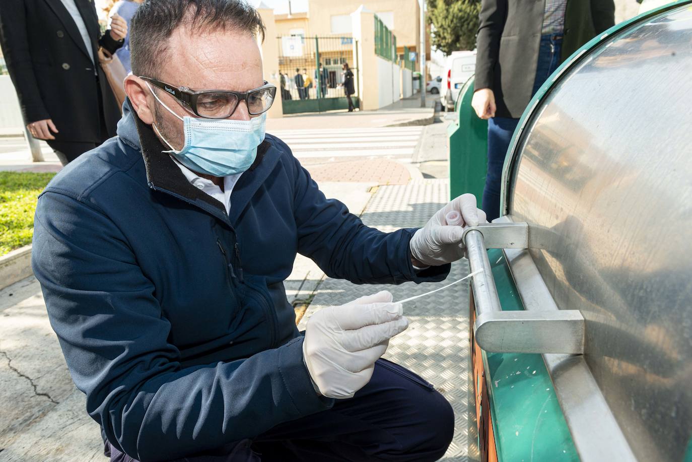 Fotos: Continúa el dispositivo de detección de Covid-19 en los contenedores y papeleras de Murcia