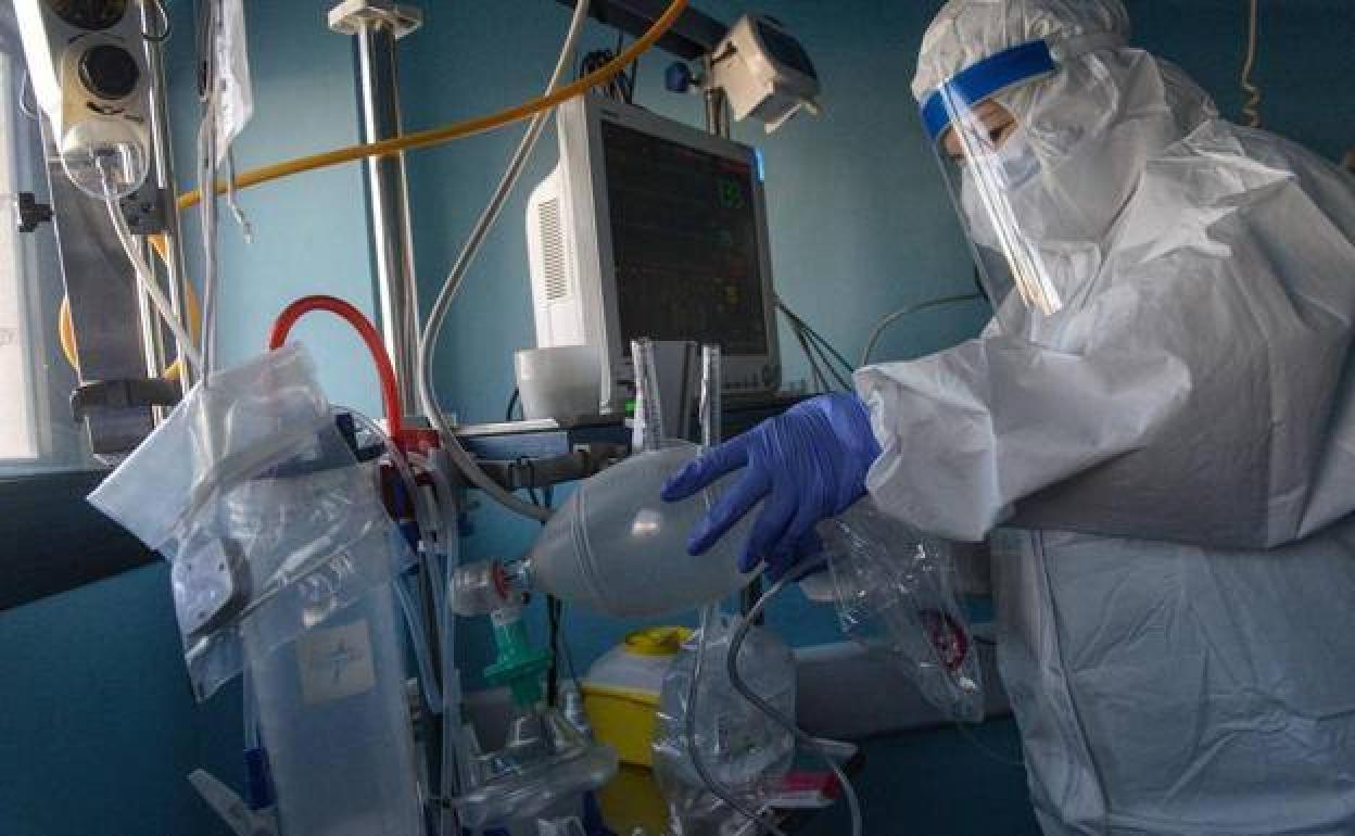 Un sanitario de la Región durante la pandemia por coronavirus. 