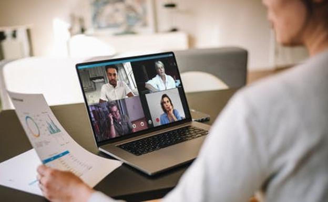 Una videoconferencia para facilitar el teletrabajo. 
