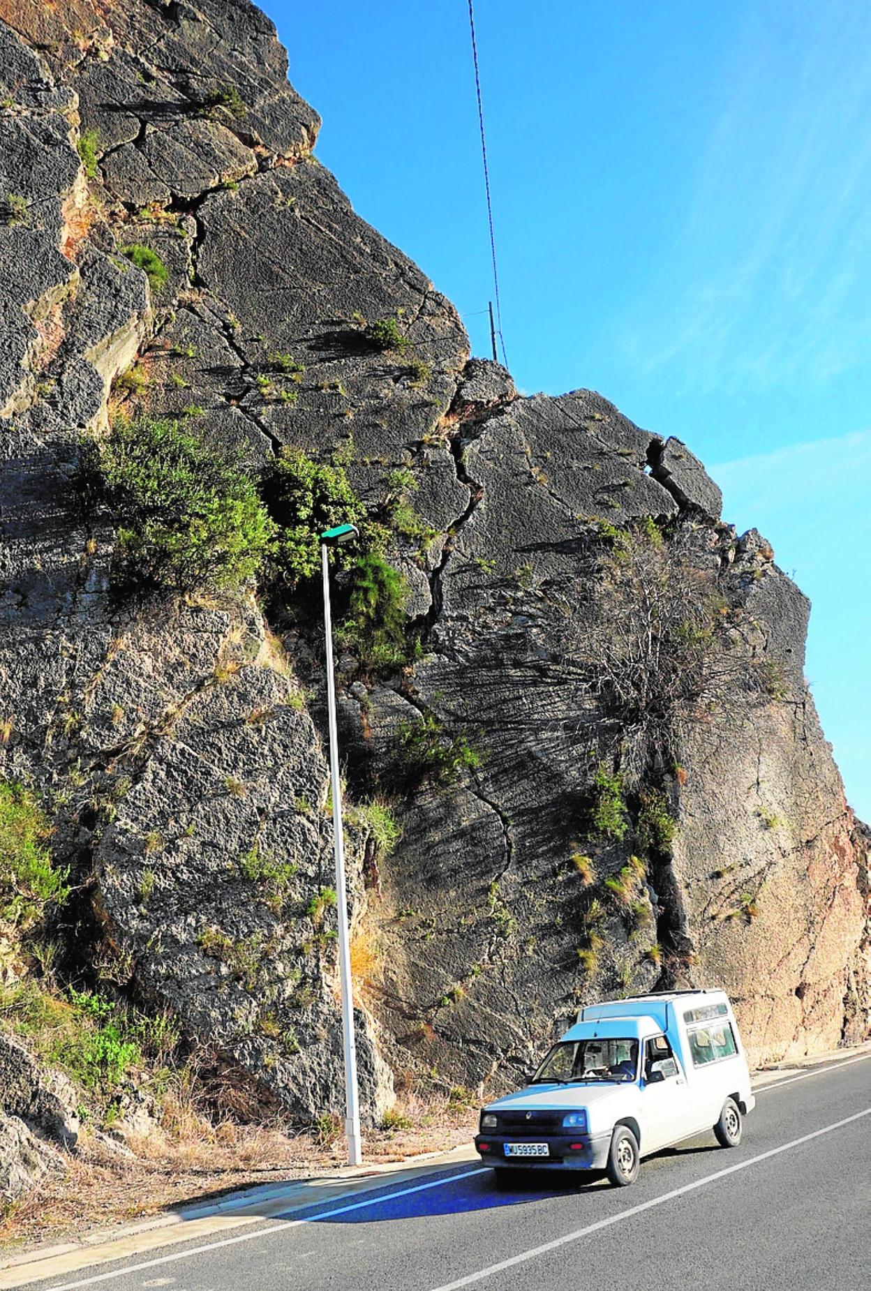 Un vehículo pasa por debajo de algunas de las rocas del macizo. 