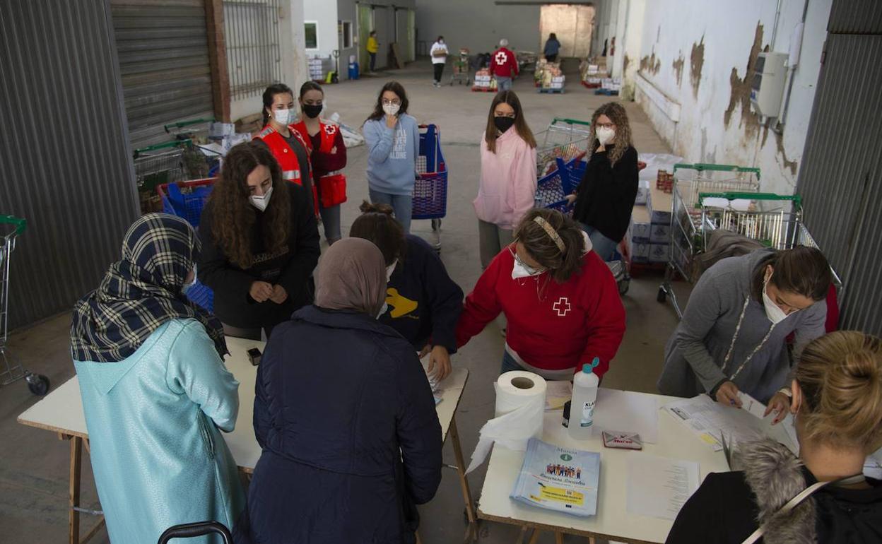 Reparto de comida en el almacén de Cruz Roja de Cartagena, en una imagen de archivo.