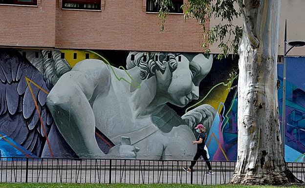 Mural 'Cupido', de Nels, Kraser y Pingüo, junto al Cuartel de Artillería. 