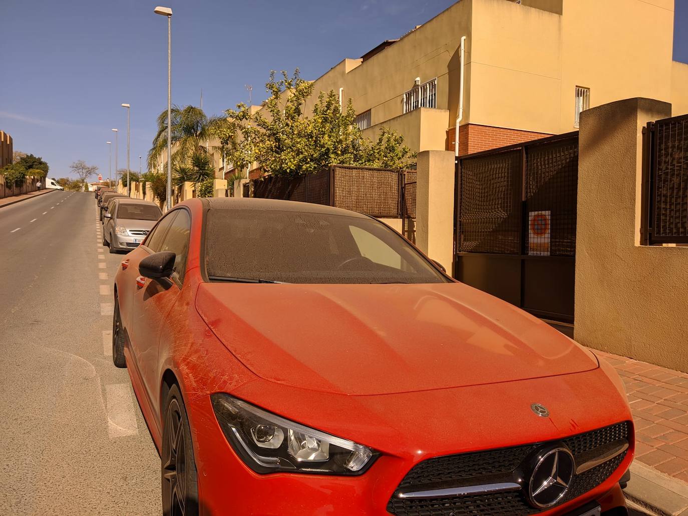 Fotos: El polvo africano cubre coches y calles de la Región de Murcia