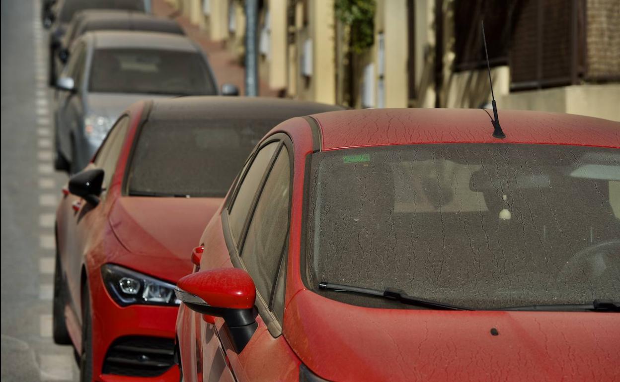 Coches cubiertos de polvo este sábado.
