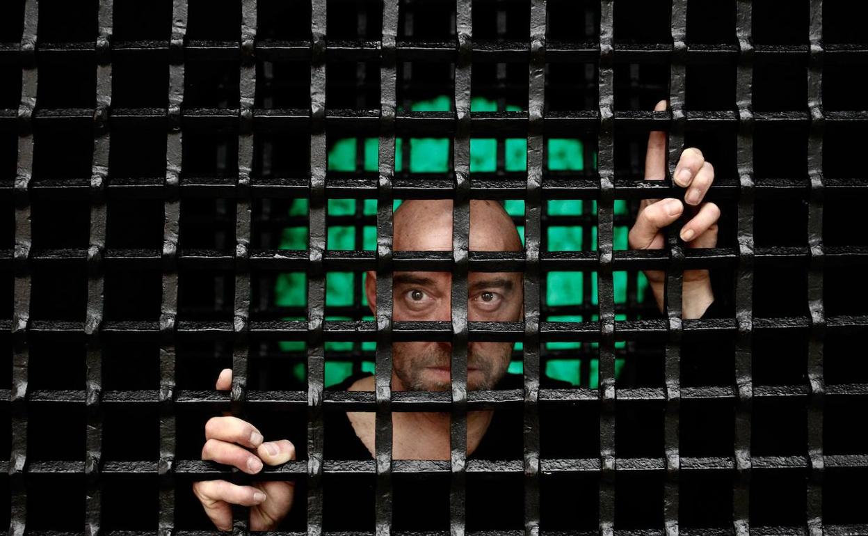 Lidó Rico, tras la reja de clausura en la iglesia desacralizada de Verónicas, en Murcia. 