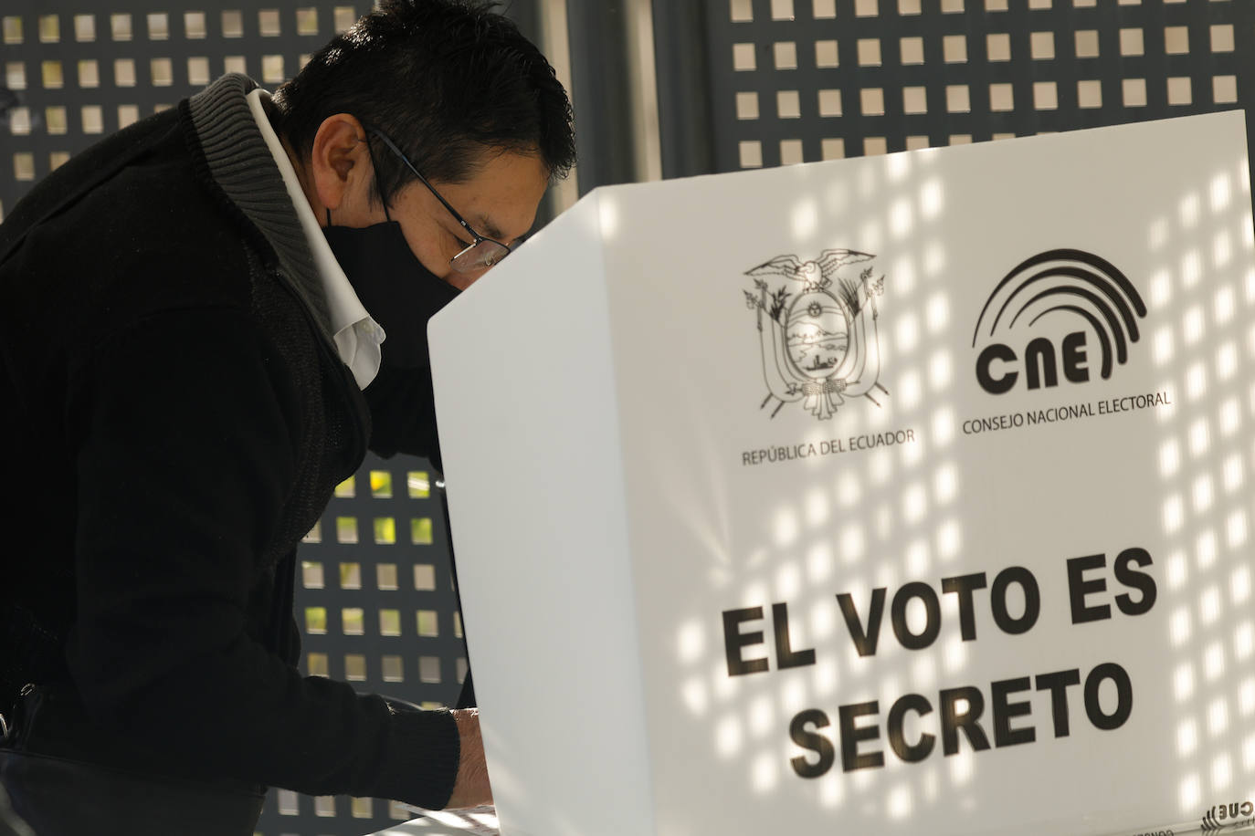 Fotos: Ecuatorianos residentes en la Región de Murcia ejercen su derecho al voto