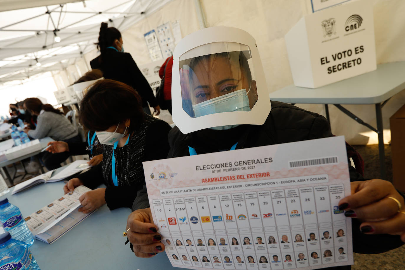 Fotos: Ecuatorianos residentes en la Región de Murcia ejercen su derecho al voto