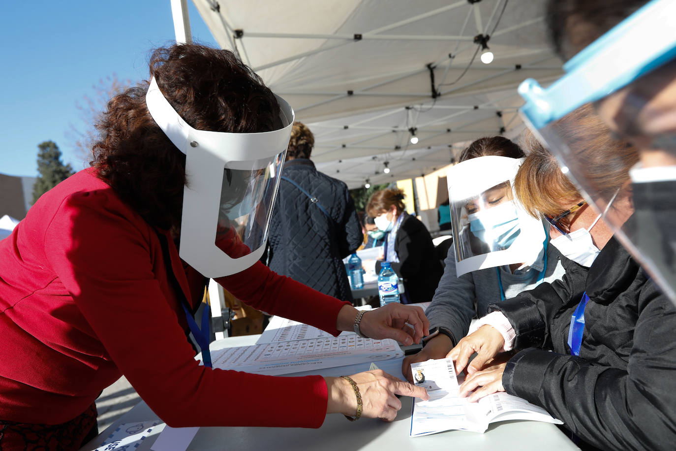 Fotos: Ecuatorianos residentes en la Región de Murcia ejercen su derecho al voto