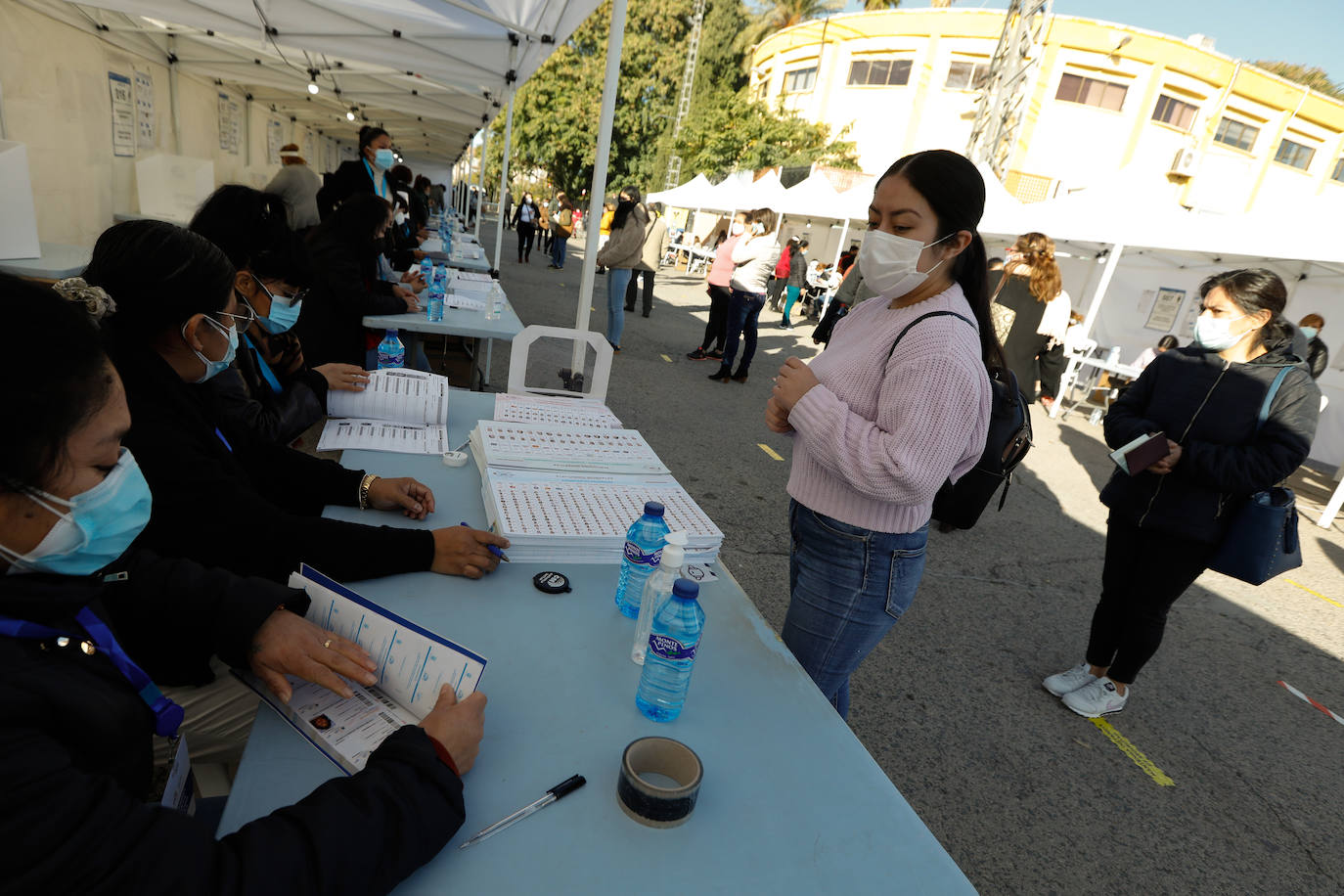 Fotos: Ecuatorianos residentes en la Región de Murcia ejercen su derecho al voto