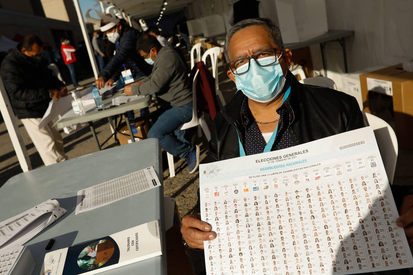 Fotos: Ecuatorianos residentes en la Región de Murcia ejercen su derecho al voto