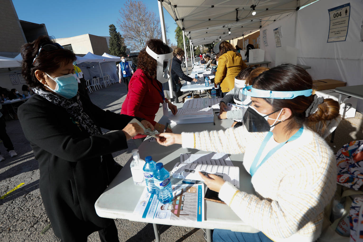 Fotos: Ecuatorianos residentes en la Región de Murcia ejercen su derecho al voto