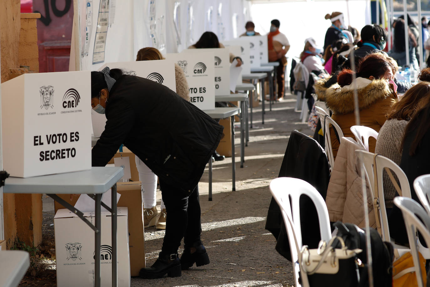 Fotos: Ecuatorianos residentes en la Región de Murcia ejercen su derecho al voto