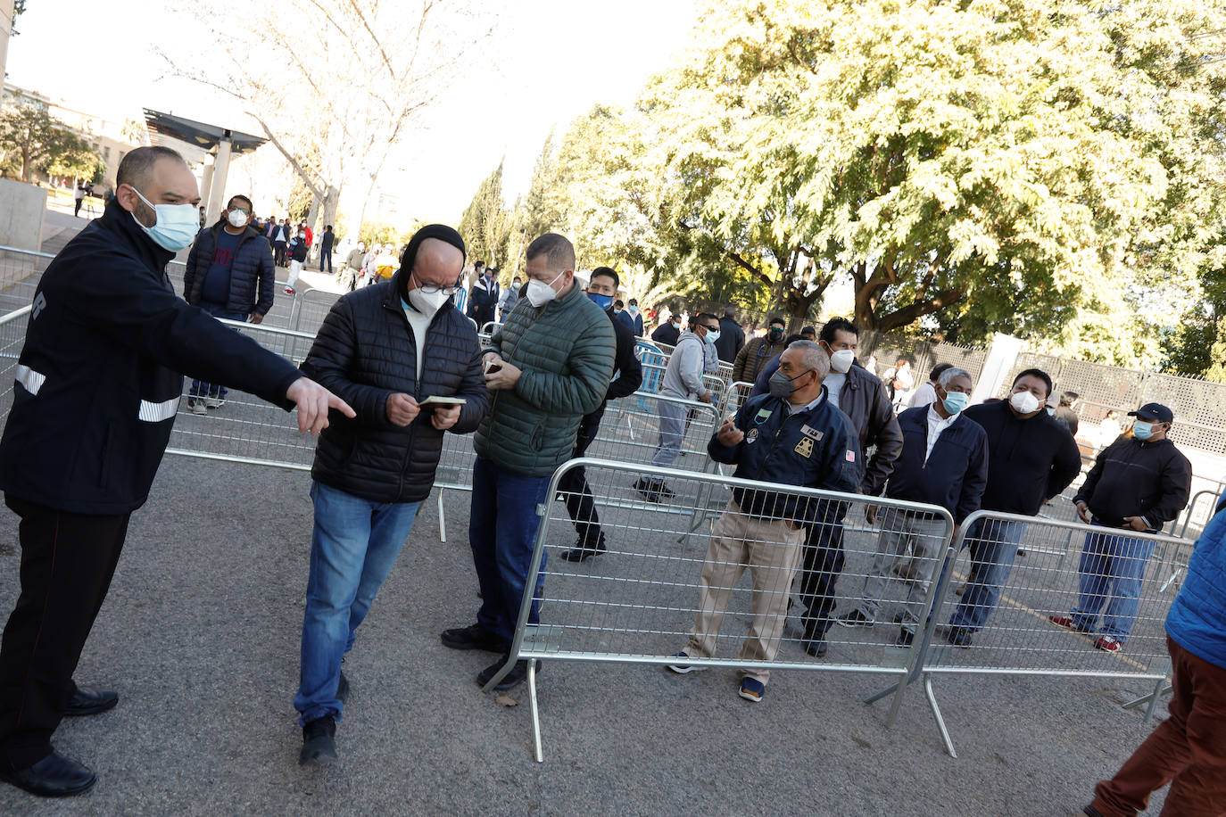 Fotos: Ecuatorianos residentes en la Región de Murcia ejercen su derecho al voto