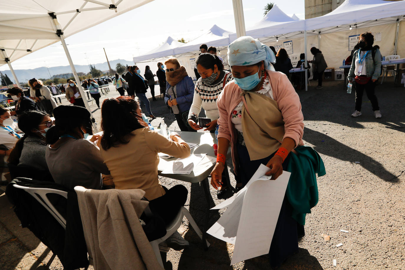 Fotos: Ecuatorianos residentes en la Región de Murcia ejercen su derecho al voto