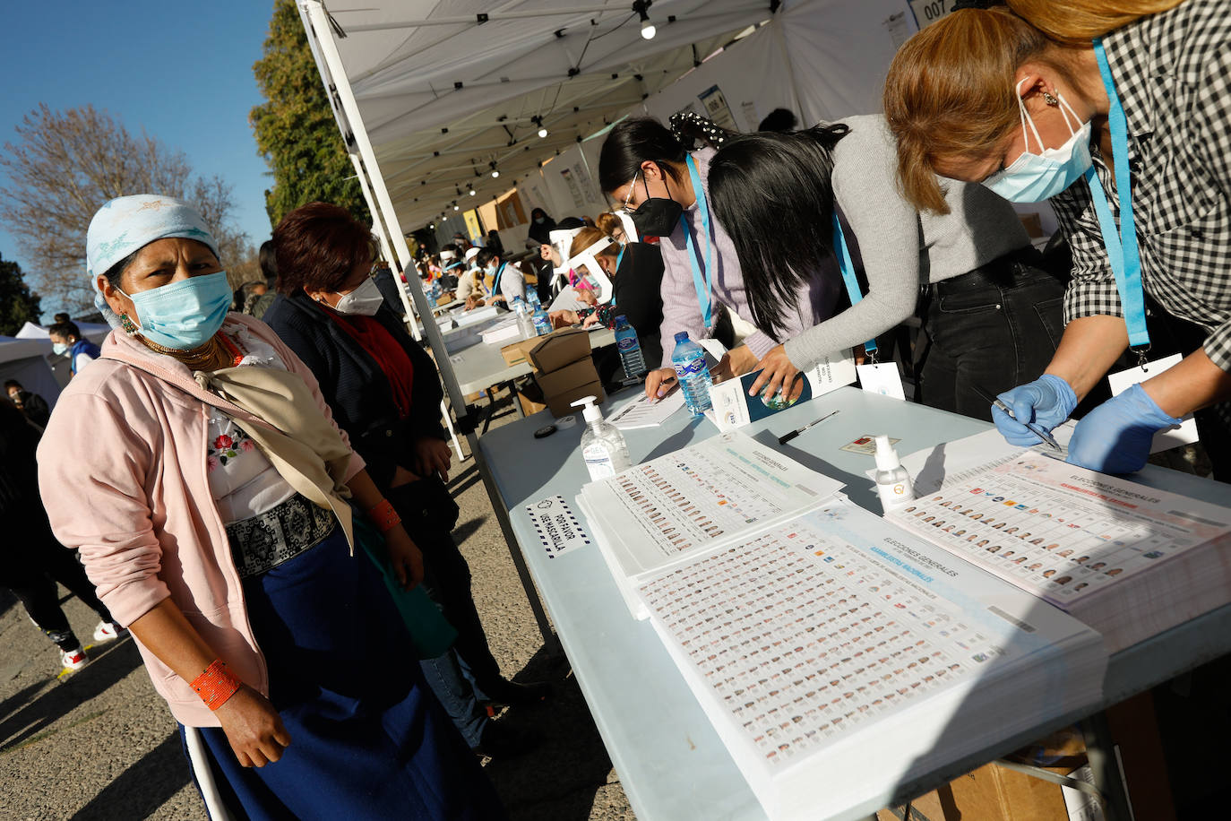 Fotos: Ecuatorianos residentes en la Región de Murcia ejercen su derecho al voto
