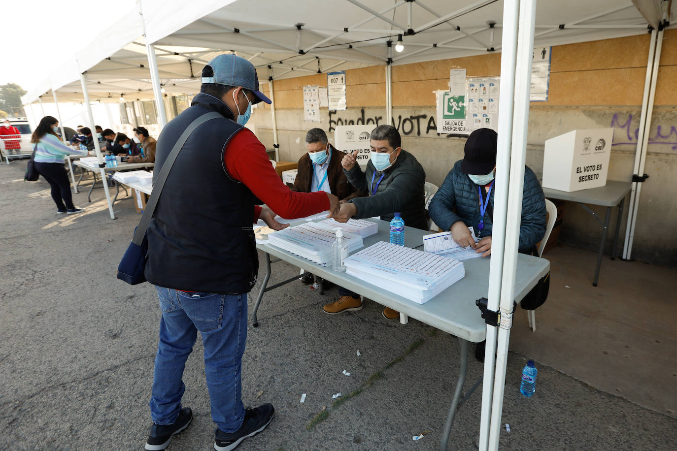 Fotos: Ecuatorianos residentes en la Región de Murcia ejercen su derecho al voto