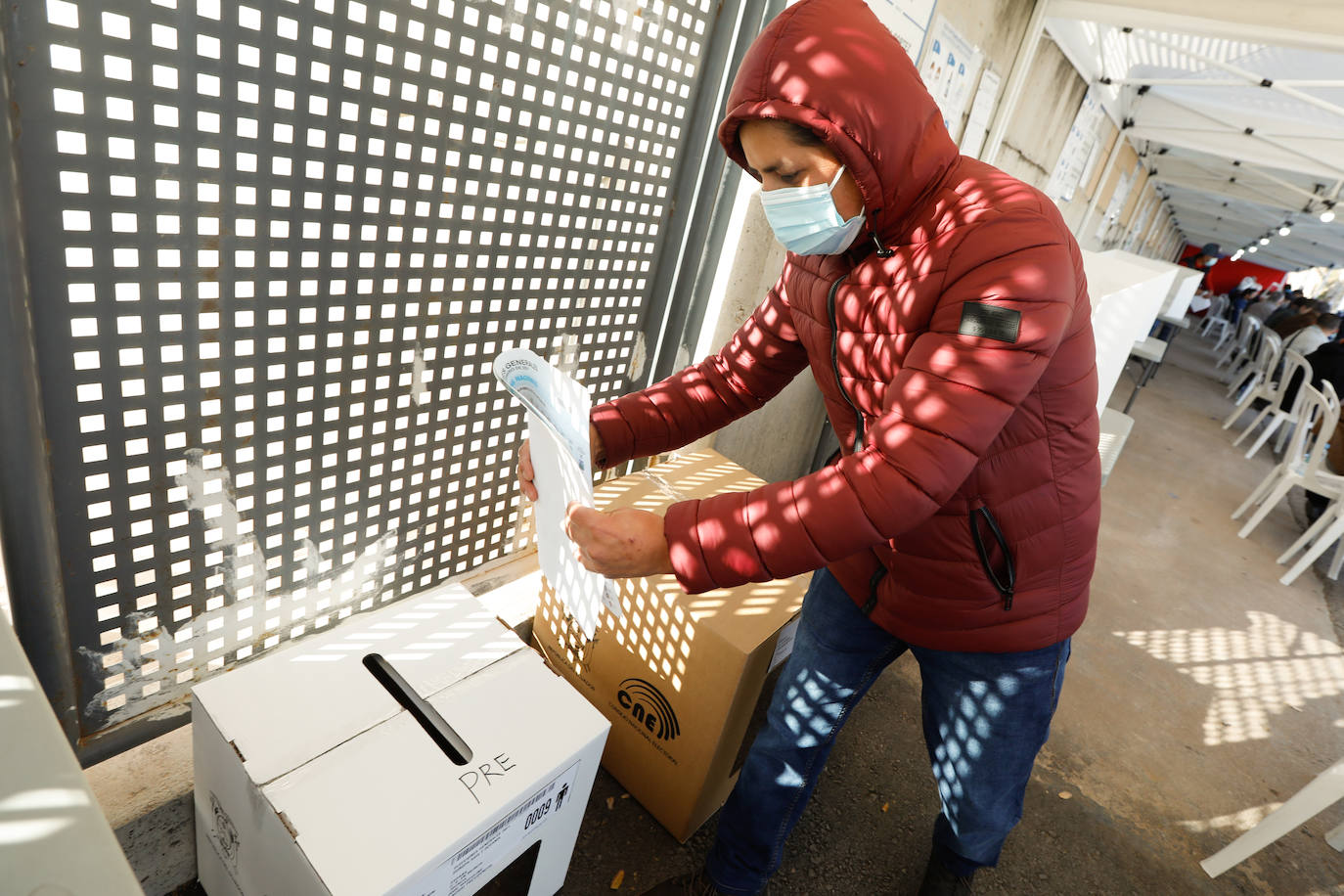 Fotos: Ecuatorianos residentes en la Región de Murcia ejercen su derecho al voto