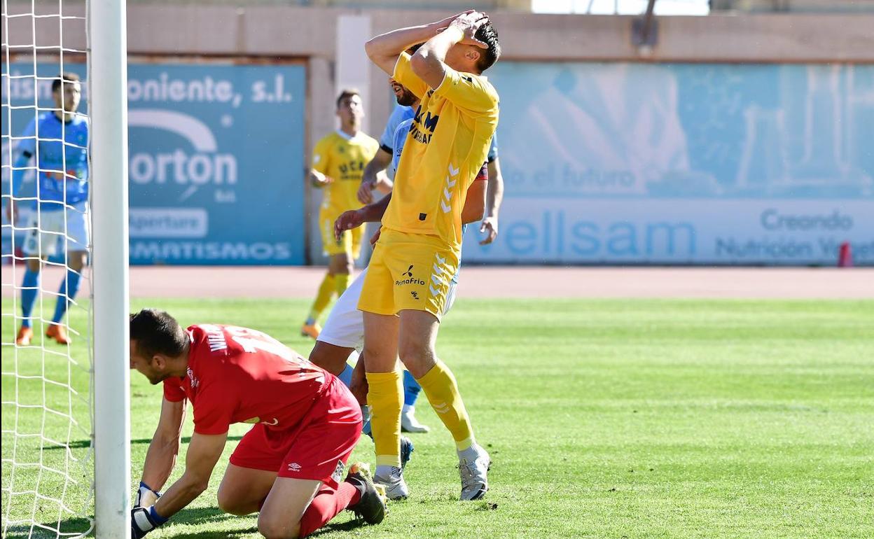 Una jugada desperdiciada por el UCAM en su partido ante el El Ejido.