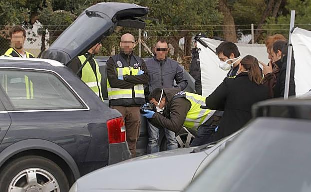 Especialistas de la Policía, inspeccionando el coche donde se halló el cadáver de 'El Bolas'. 
