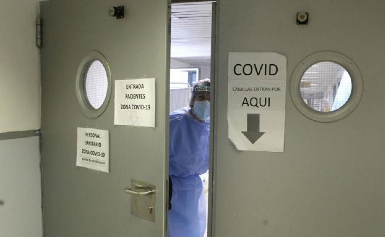 Acceso a una planta Covid del hospital Reina Sofía en una foto de archivo.