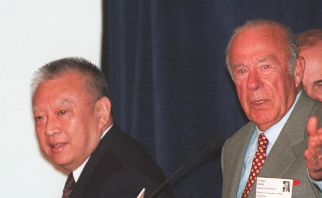 George Schultz (derecha), en 1997 junto al anterior jefe ejecutivo de Hong Kong,Tung Chee-hwa, en un foro de desarrollo económico. 