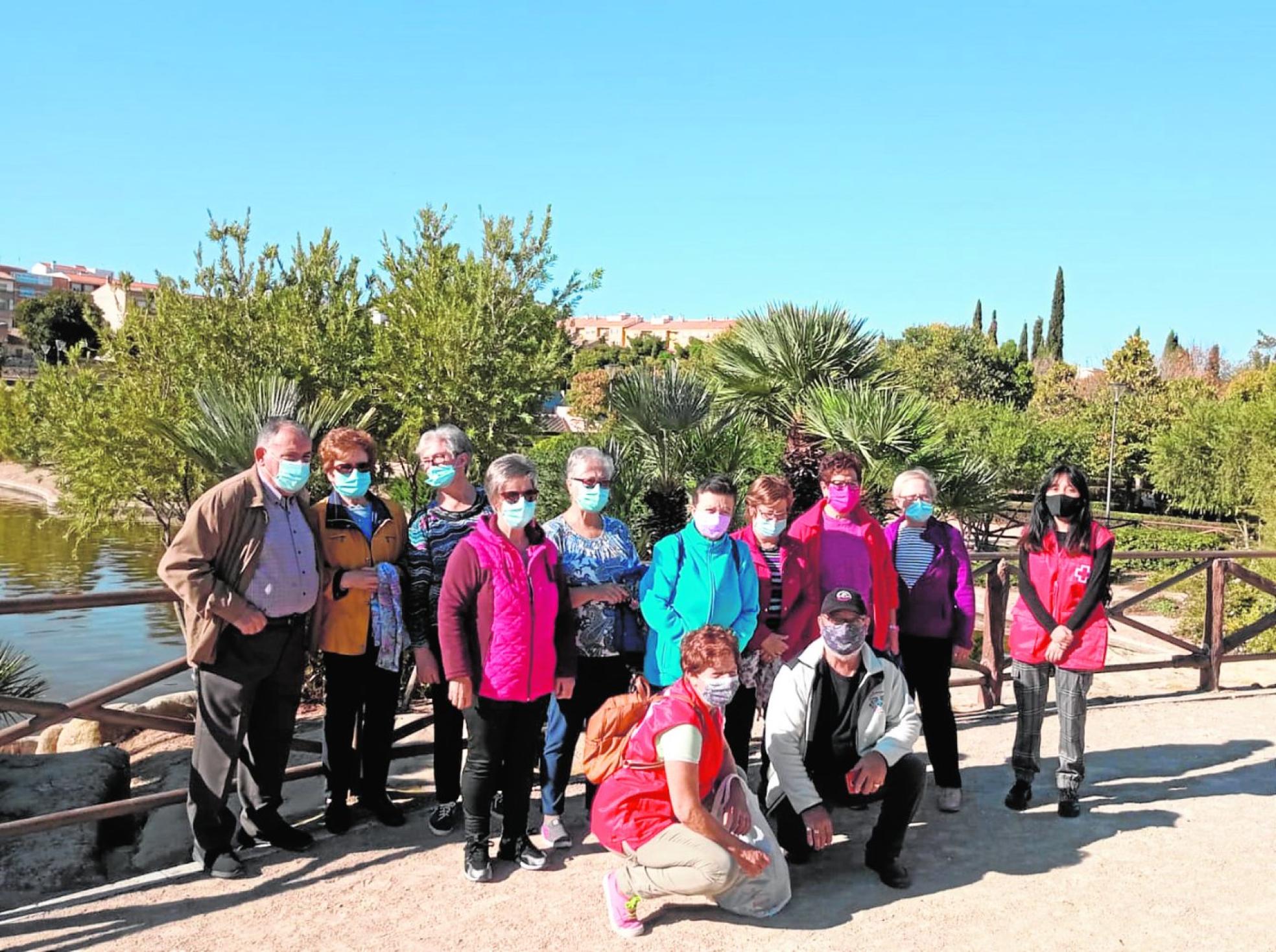 Participantes en el programa de envejecimiento activo, junto a miembros de Cruz Roja. 