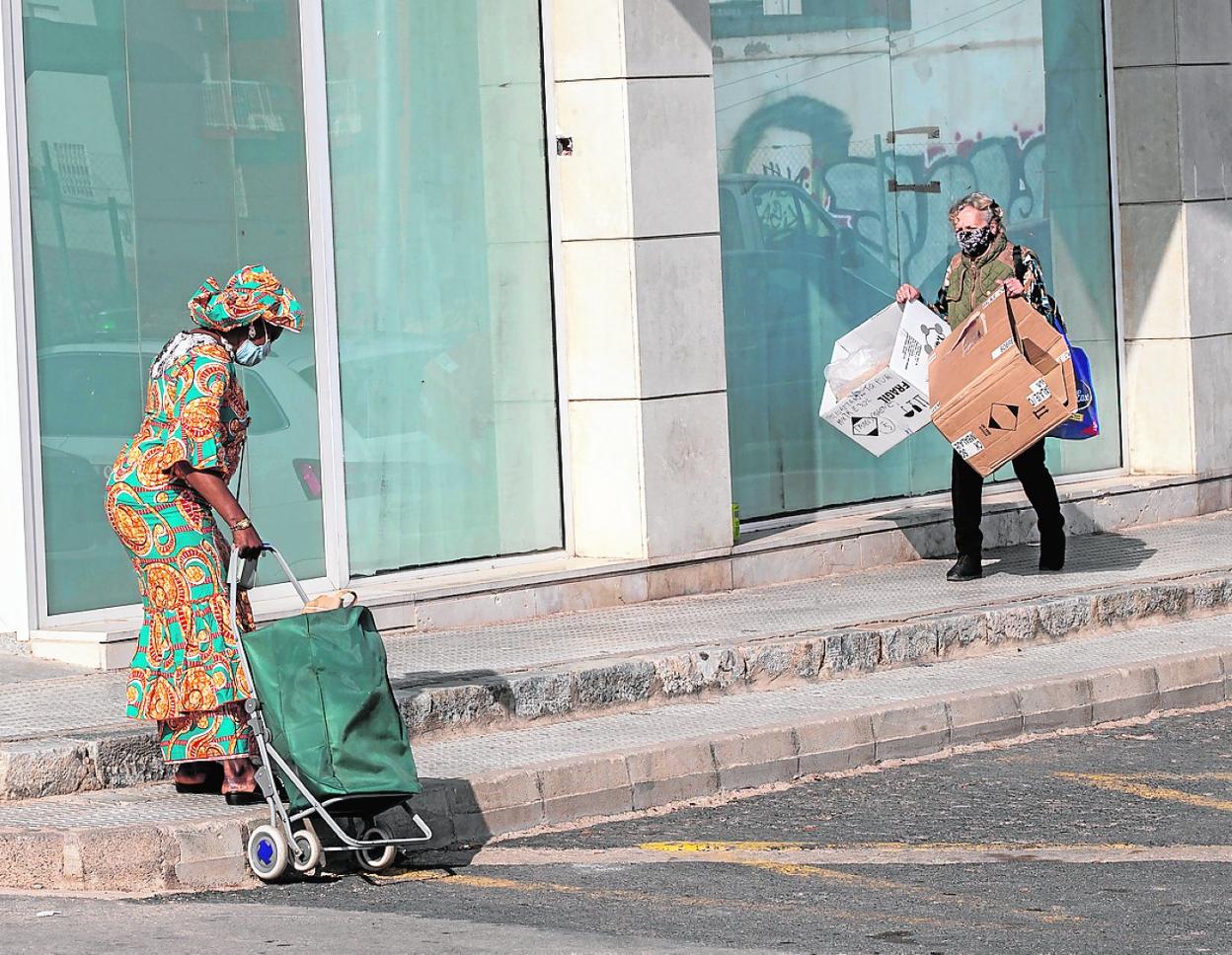 Dos residentes transitan por una calle del barrio de San Antón. 