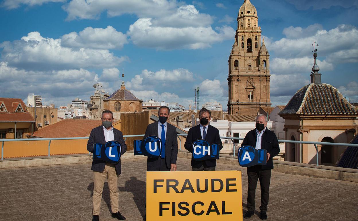 Santiago Navarro, Javier Celdrán, José Rosique y Antonio Jiménez, en la terraza de la Consejería, este lunes. 