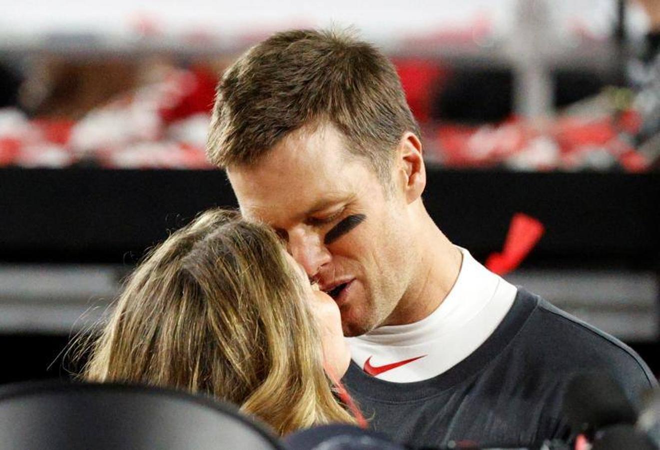 La modelo Gisele Bundchen besa a su marido, Tom Brady.