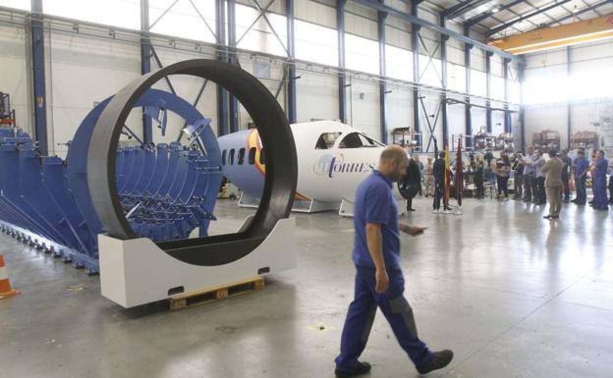 Un trabajador en la planta de MTorres de Fuente Álamo, en una imagen de archivo.