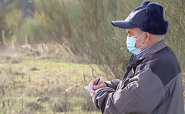 Pedro Sanz toma nota para saber qué tiempo hará.