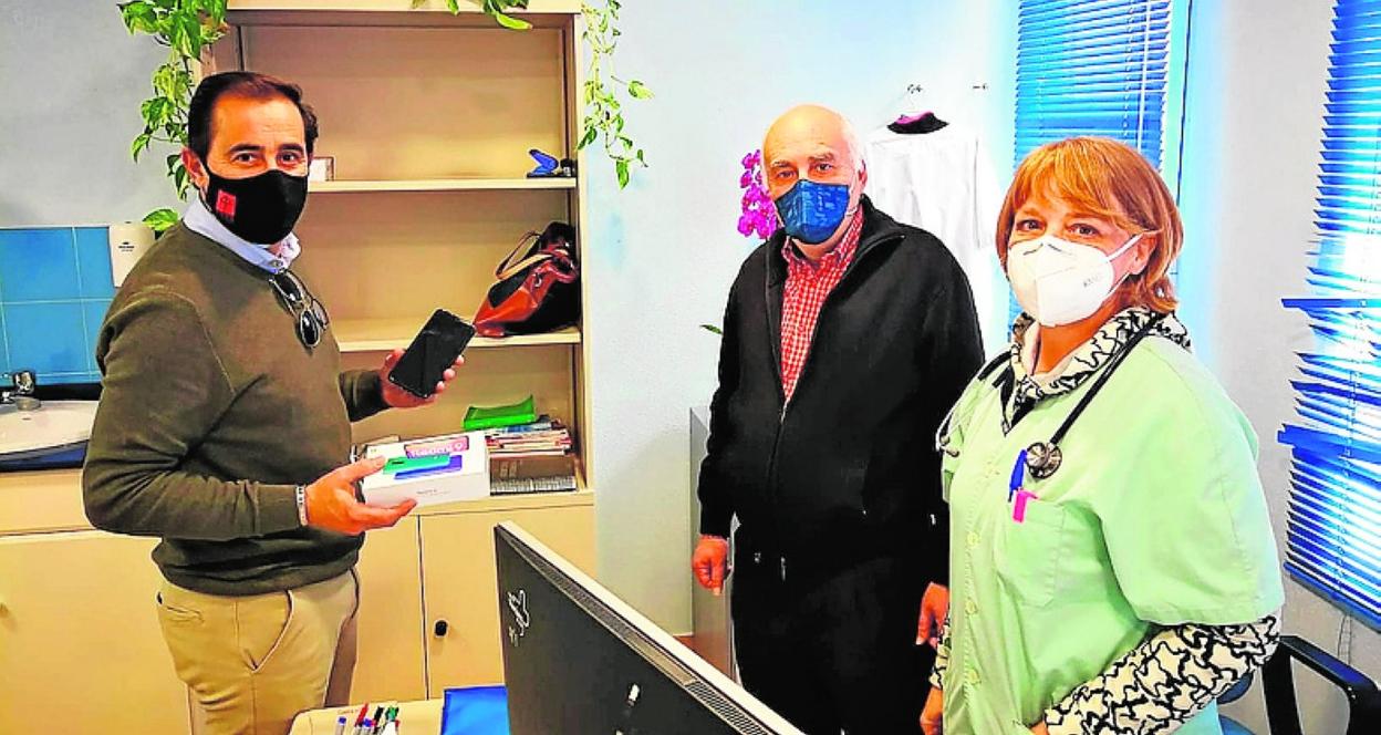 El alcalde entrega los teléfonos a Fermín Alcolea y Raquel Gómez. 