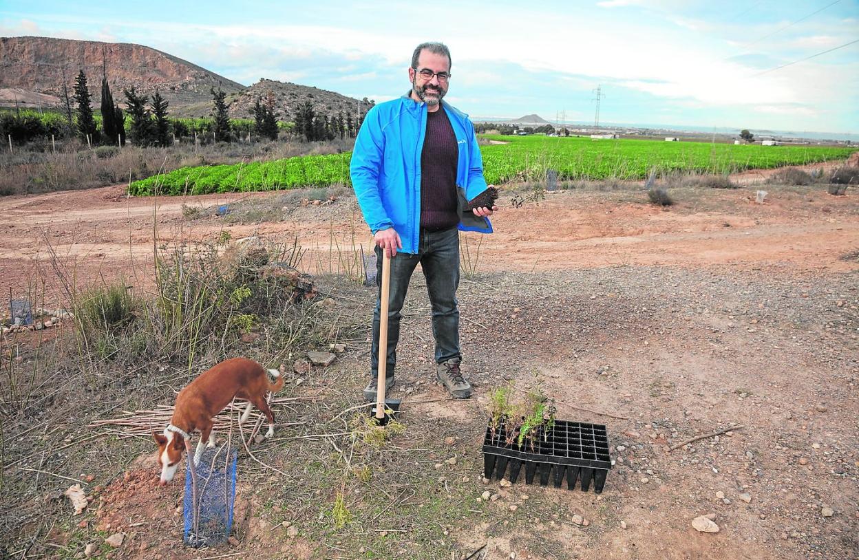 Joaquín Soto, en el paraje de la Fuente del Sapo, en El Algar, donde realiza labores de reforestación. 