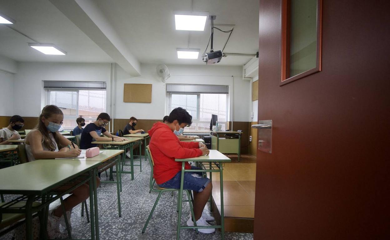 Imagen de archivo de varios alumnos en un instituto de Murcia. 