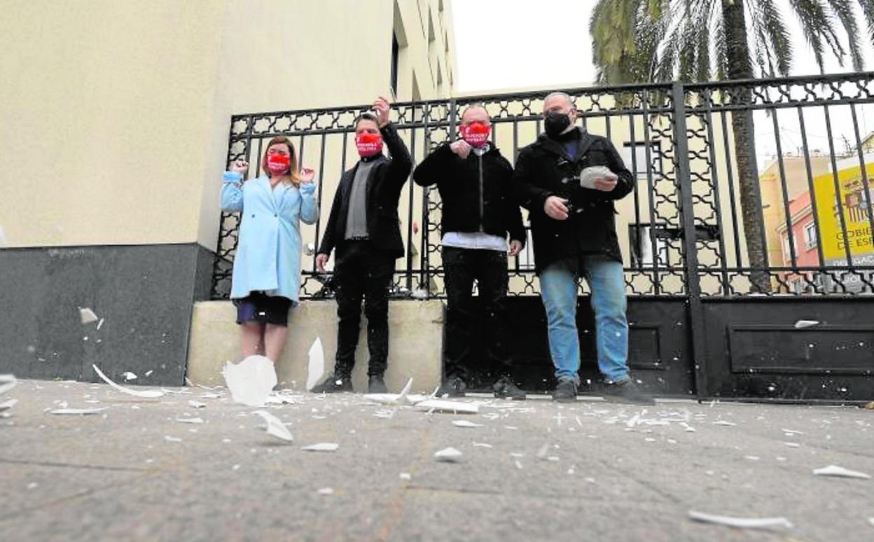 Representantes del sector hostelero en la Región rompen platos frente a la Delegación del Gobierno en señal de protesta, ayer. 