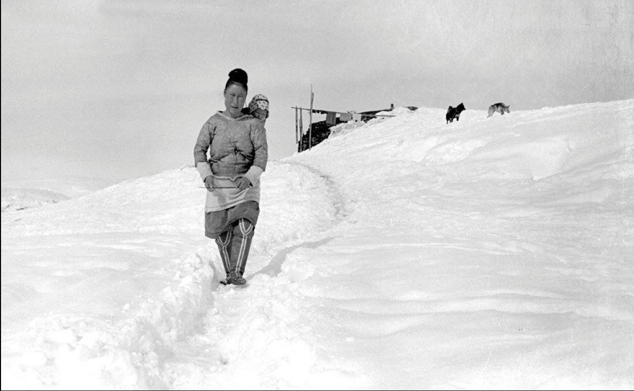 Una mujer inuit en el Ártico.