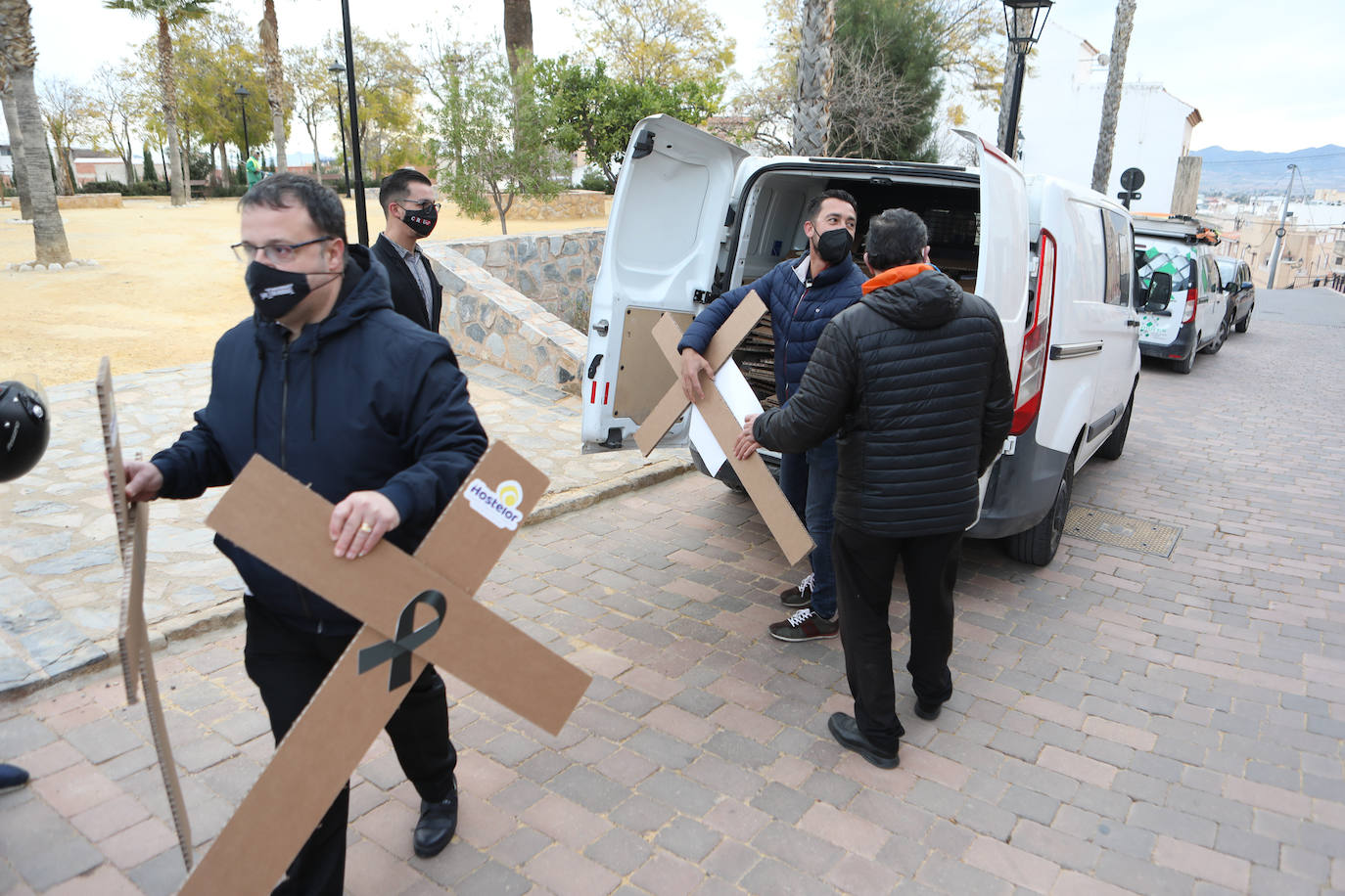 Fotos: Hosteleros y comerciantes de Lorca escenifican un viacrucis al Calvario y reclaman ayudas