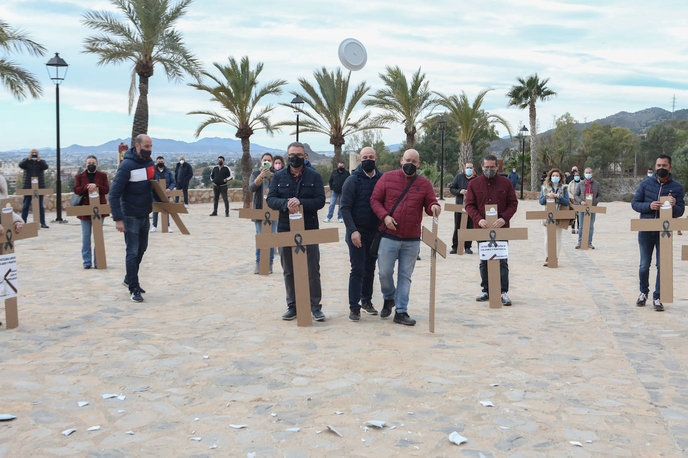 Fotos: Hosteleros y comerciantes de Lorca escenifican un viacrucis al Calvario y reclaman ayudas