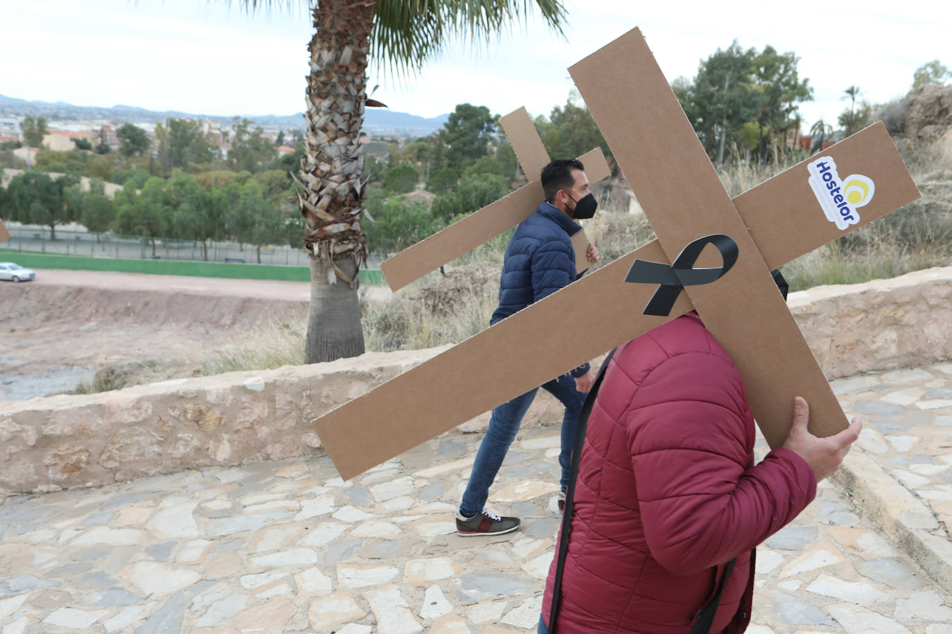 Fotos: Hosteleros y comerciantes de Lorca escenifican un viacrucis al Calvario y reclaman ayudas