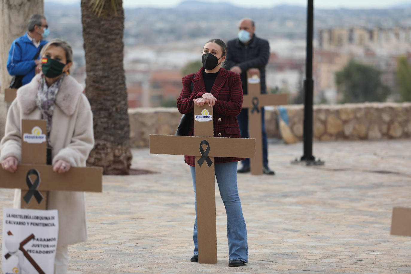 Fotos: Hosteleros y comerciantes de Lorca escenifican un viacrucis al Calvario y reclaman ayudas