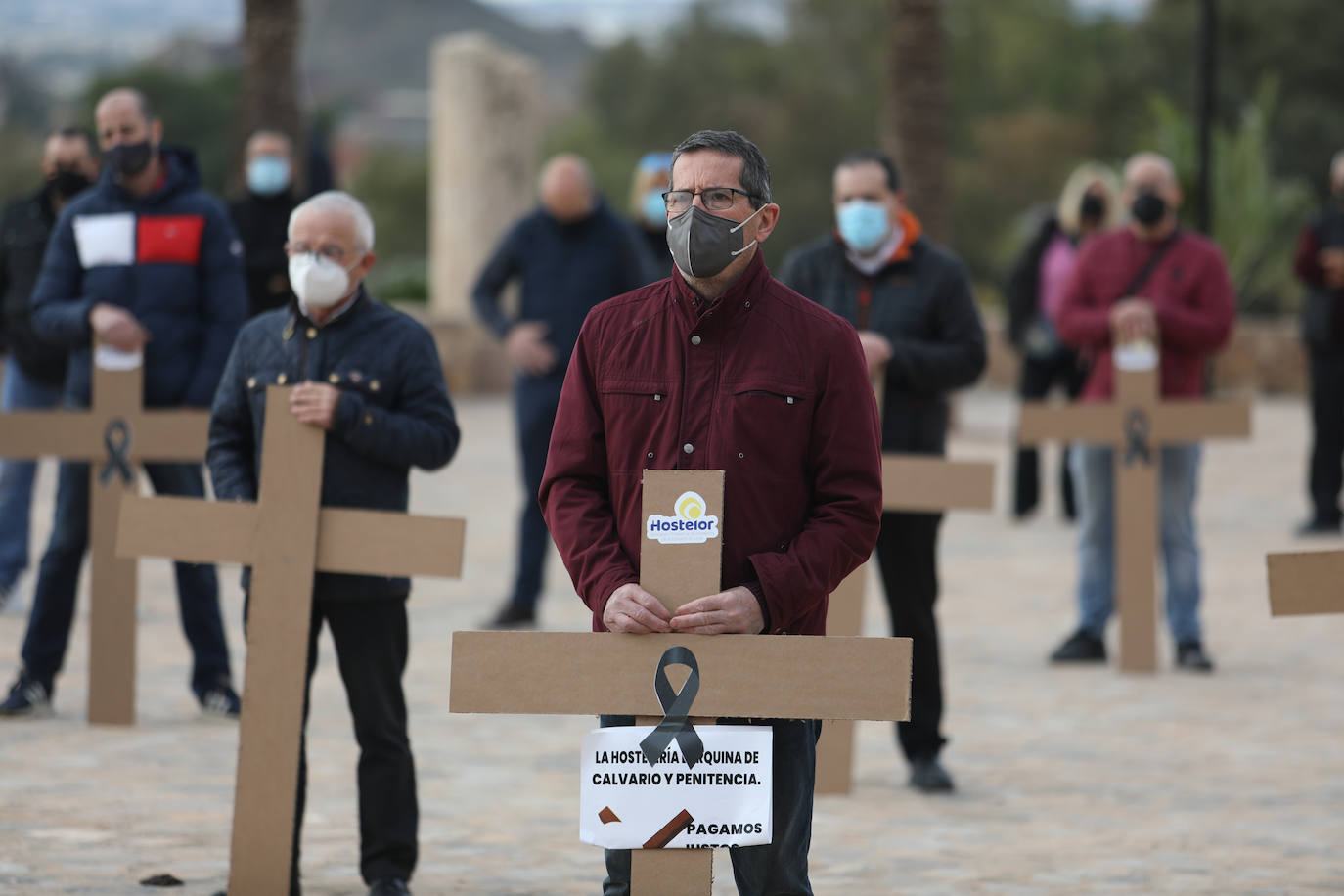 Fotos: Hosteleros y comerciantes de Lorca escenifican un viacrucis al Calvario y reclaman ayudas