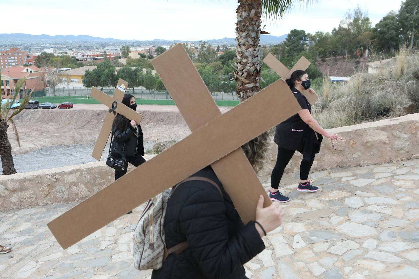 Fotos: Hosteleros y comerciantes de Lorca escenifican un viacrucis al Calvario y reclaman ayudas