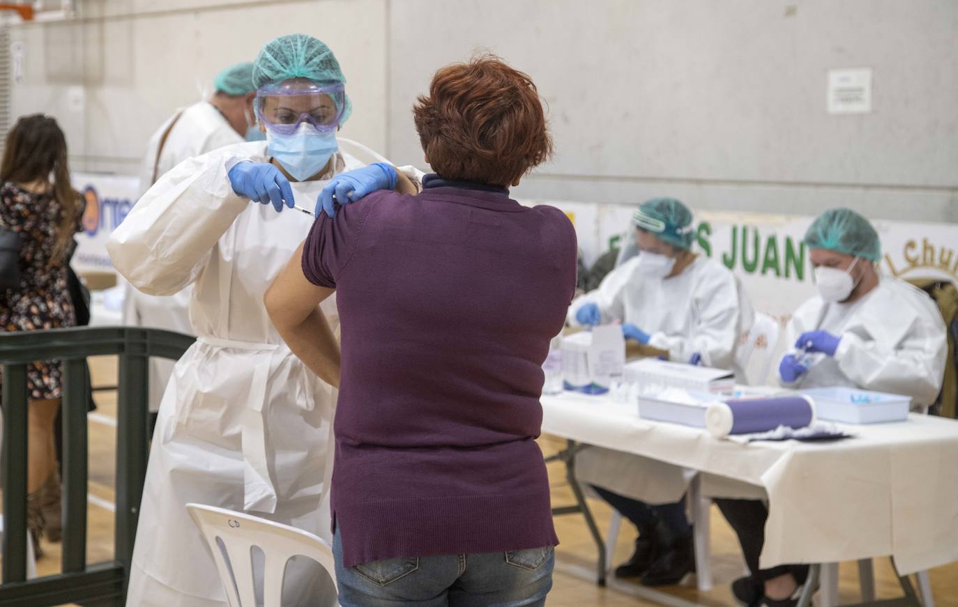 Fotos: Este jueves se ha empezado a vacunar a 700 sanitarios en Cabezo de Beaza en Cartagena