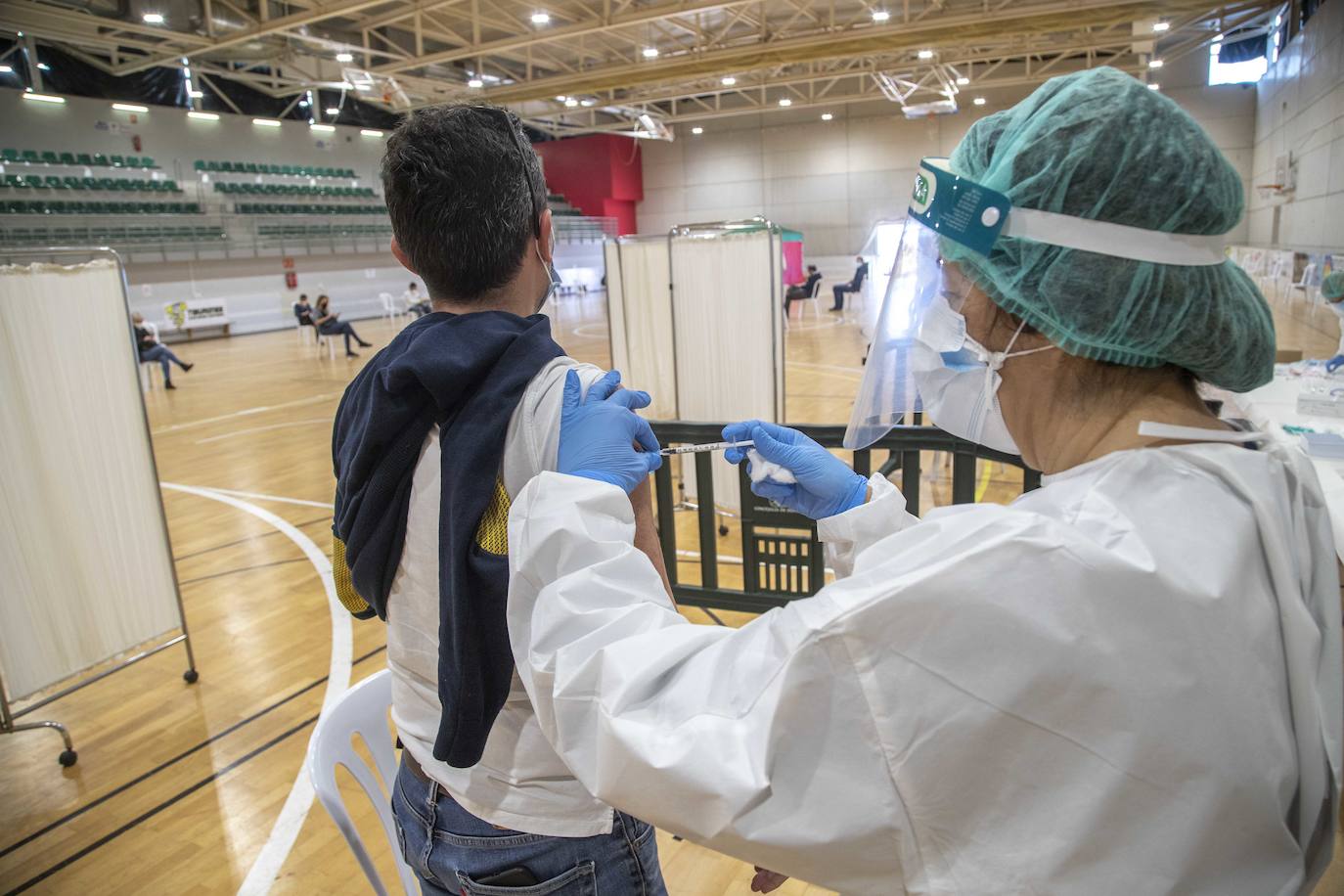 Fotos: Este jueves se ha empezado a vacunar a 700 sanitarios en Cabezo de Beaza en Cartagena