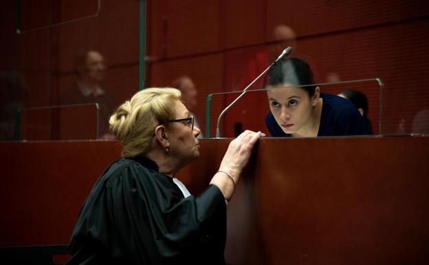 Un fotograma de 'La chica del brazalete'.